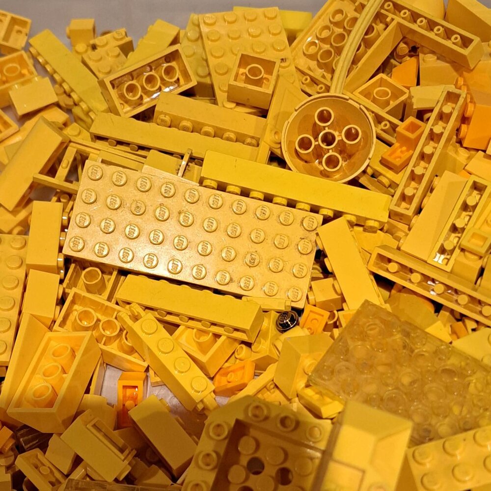 Large lot of yellow Legos assorted bricks etc - Picture 2 of 6